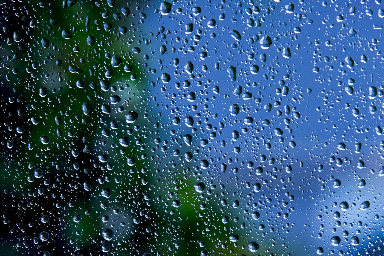 台風の雨が窓を打つ様子