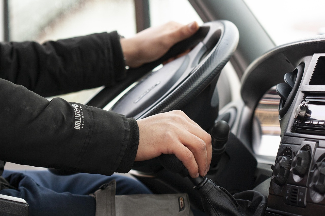 運転中の高齢ドライバーの手元