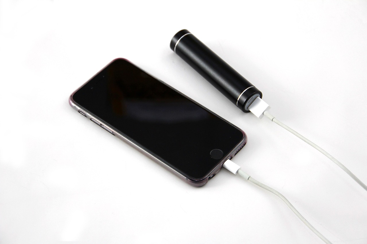 モバイルバッテリーでスマートフォンを充電