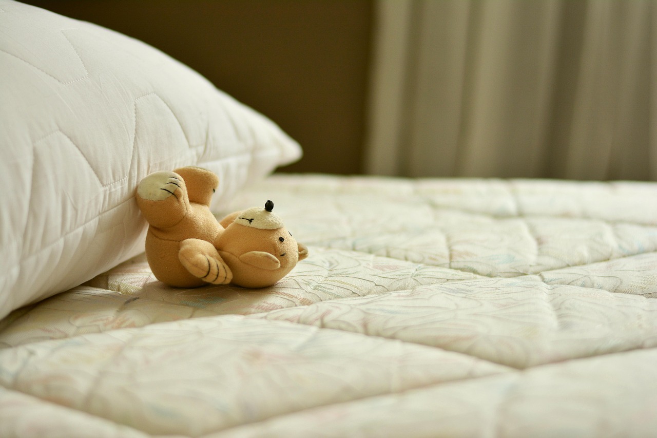 ベッドで眠る高齢者のイメージ