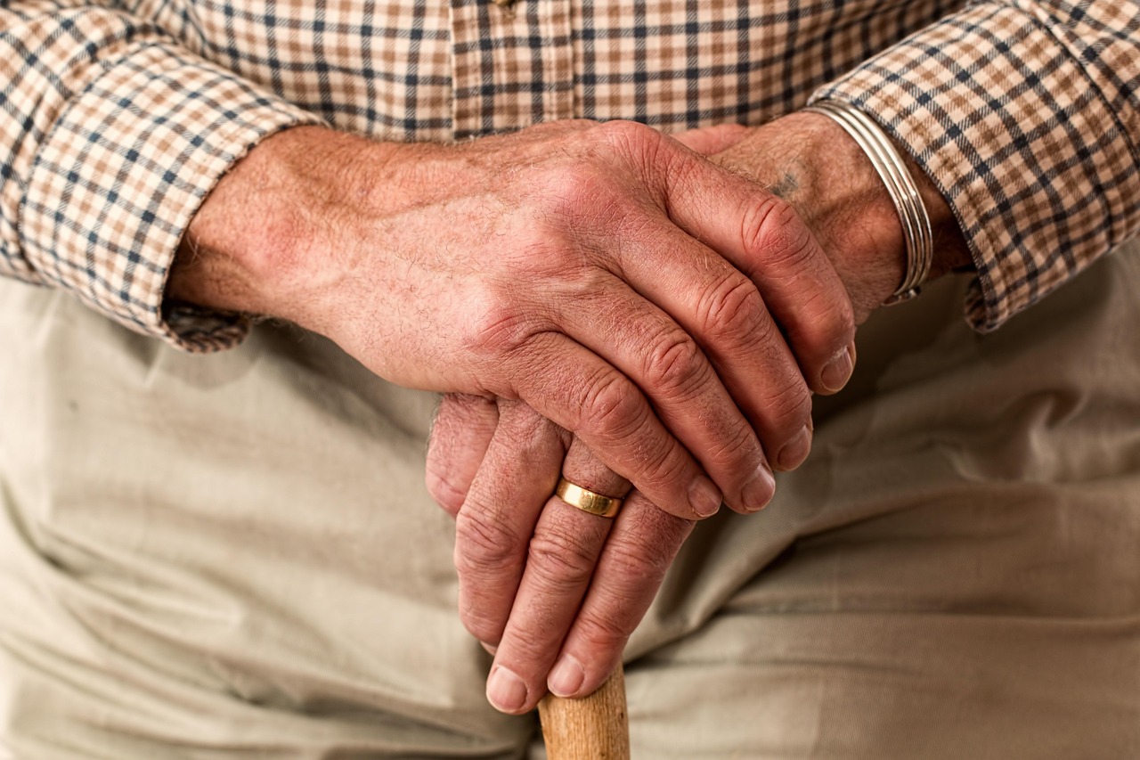 高齢者の手を支える家族