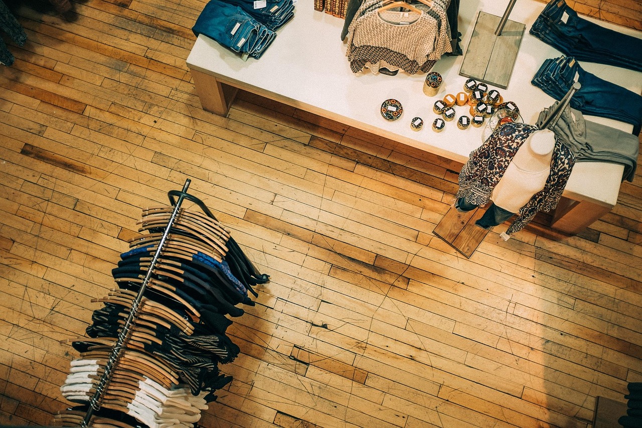 衣類が並ぶ洋服店のラック