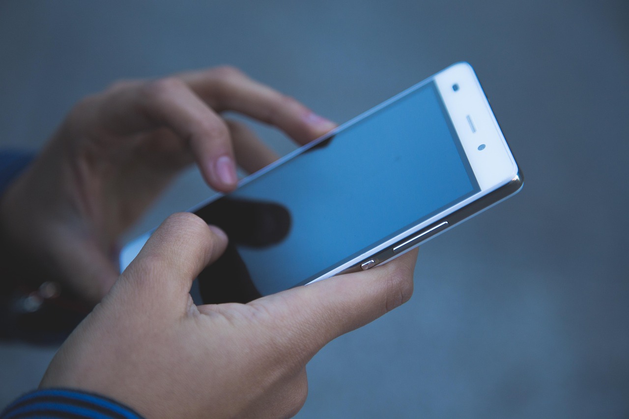 スマートフォンで家族に連絡するイメージ