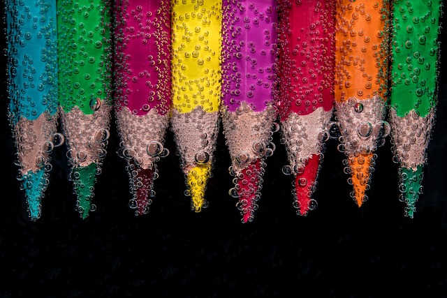 色鉛筆で塗り絵をする手元