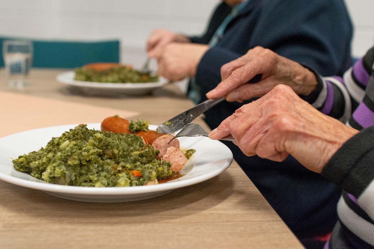 食事の介助をする家族