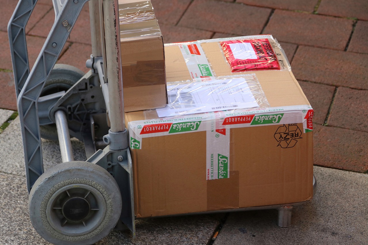 玄関前に置かれた荷物