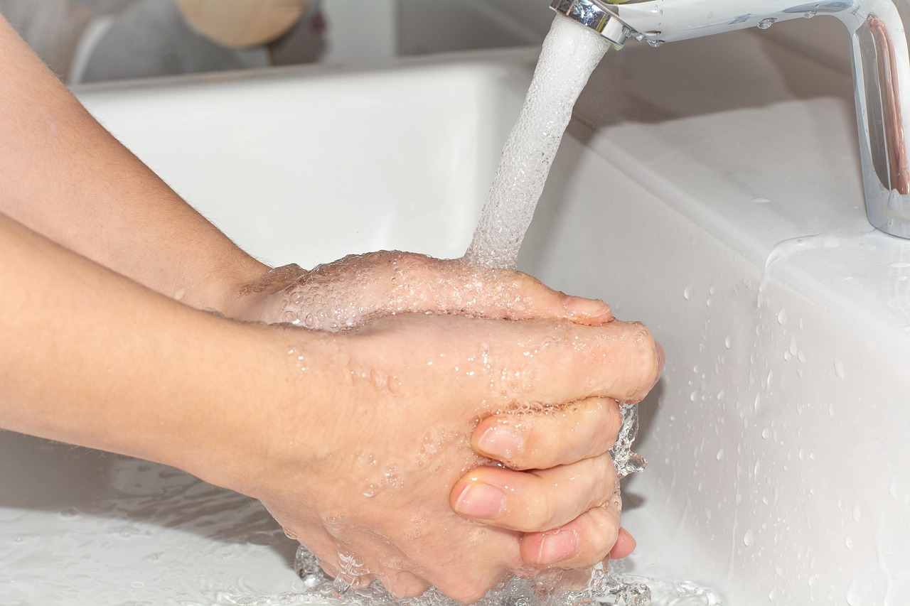 水道で丁寧に手を洗う様子